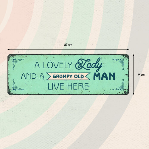 Metalen bord A Lovely Lady and a Grumpy Old Man Live Here 27x9 cm Metalen bord A Lovely Lady and a Grumpy Old Man Live Here 27x9 cm