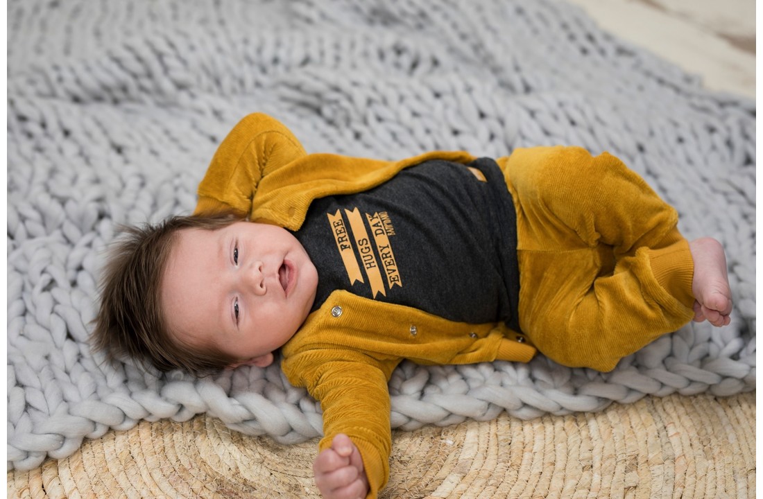 Broek Bay rib velvet “ Free Hugs “