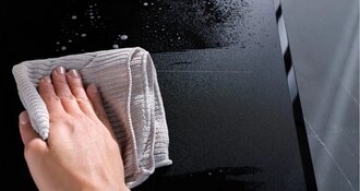 Matte kookplaat schoonmaken en onderhouden: veilig stappenplan