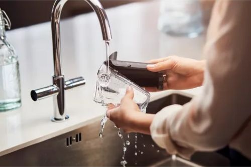 LatteGo melkreservoir afspoelen onder de kraan