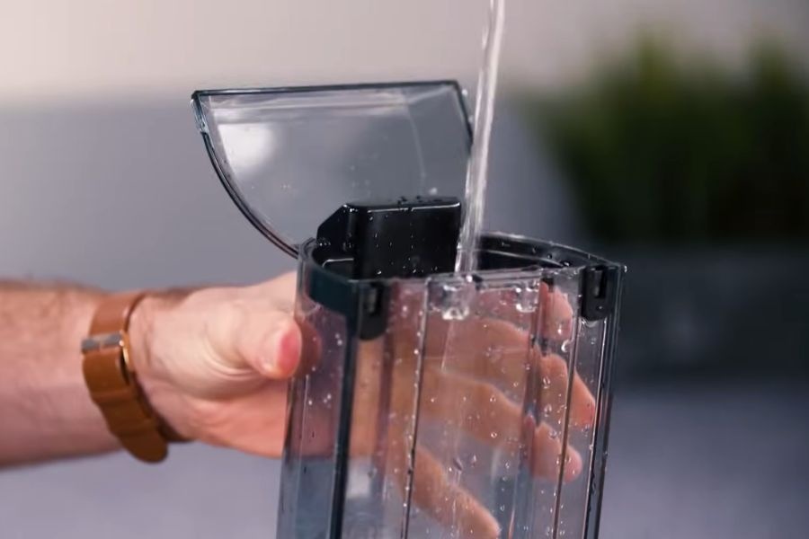 DeLonghi Dedica waterreservoir omspoelen