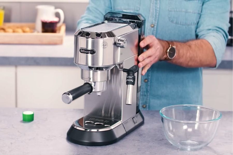 DeLonghi Dedica waterreservoir vullen