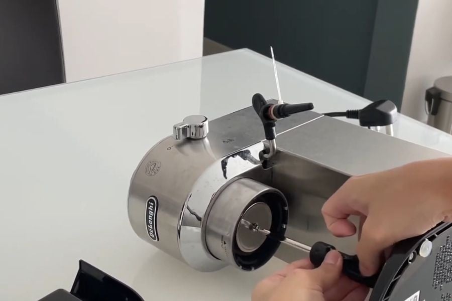 DeLonghi Dedica douchescherm losschroeven