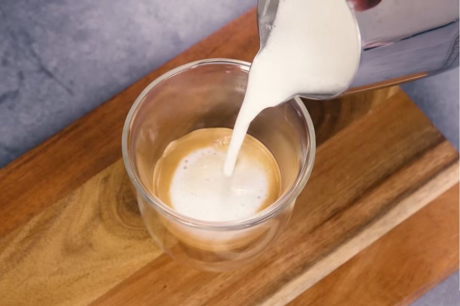 DeLonghi Dedica cappuccino