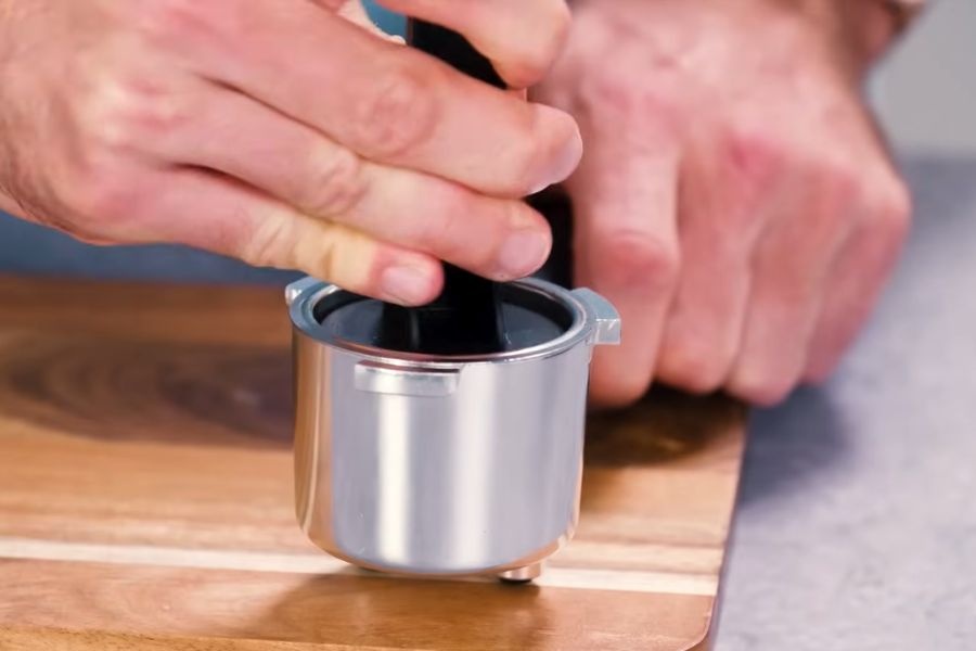 DeLonghi Dedica koffie tampen