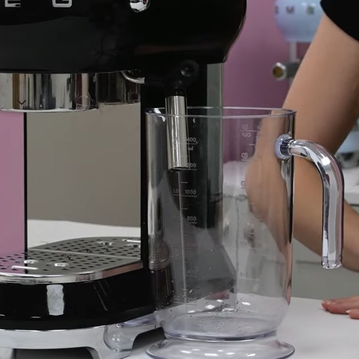 Smeg ontkalken en naspoelen