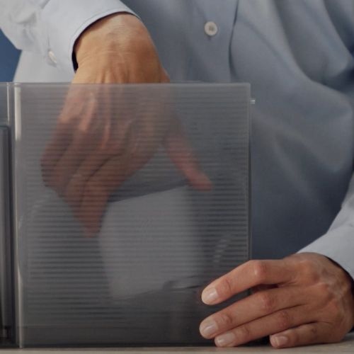 Filter in waterreservoir plaatsen