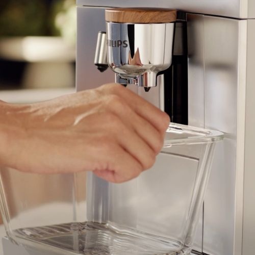 Glas onder de uitloop zetten