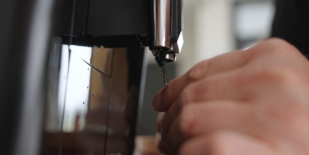 Waarom komt de koffie nog maar uit één tuitje of loopt de koffie langzaam uit je koffiemachine?