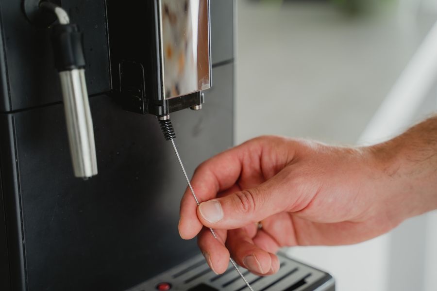 Waarom komt de koffie nog maar uit één tuitje of loopt de koffie langzaam uit je koffiemachine?