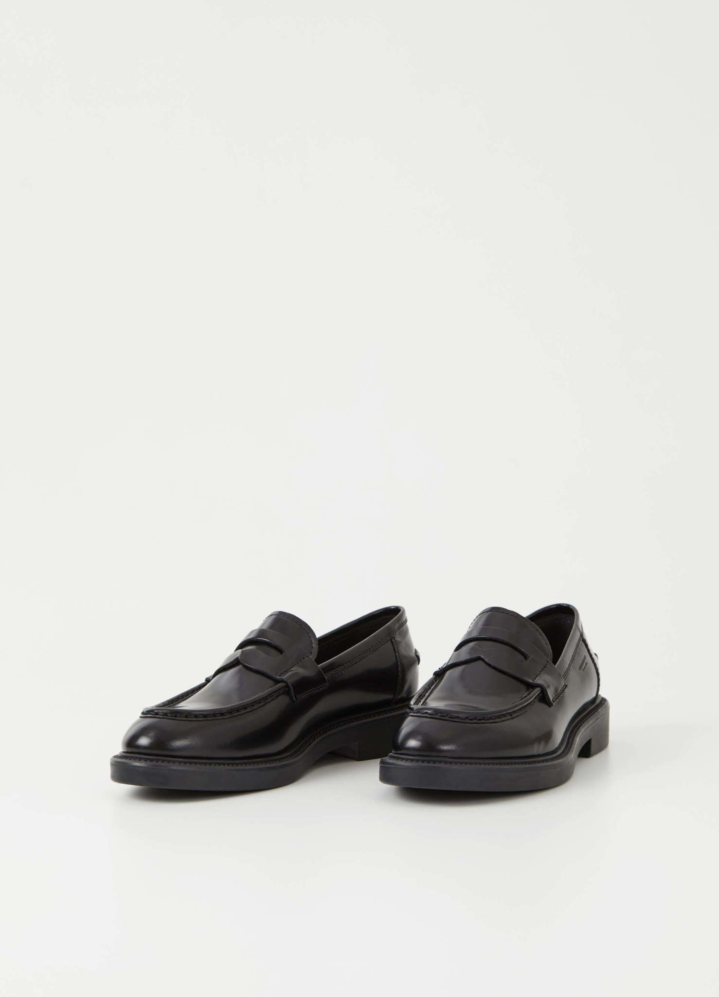 vagabond alex flat loafer in black