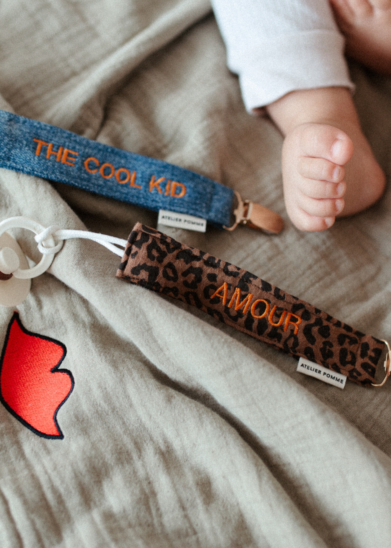 Atelier POMME KEEP-IT-CLOSE - STICKY BIBS LEOPARD
