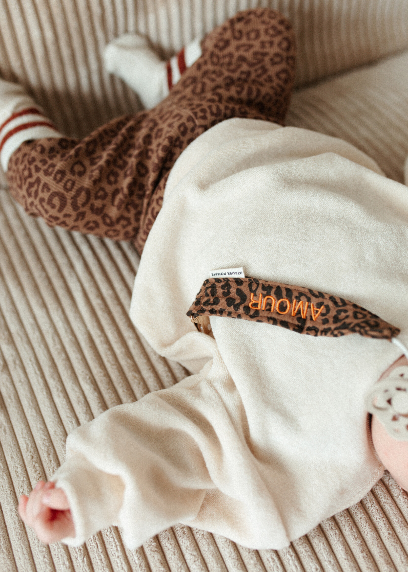 Atelier POMME KEEP-IT-CLOSE - STICKY BIBS LEOPARD