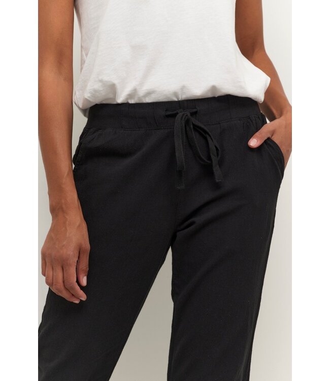 KAFFE Naya Capri Black Deep – Dames capribroek in katoen met elastische taille