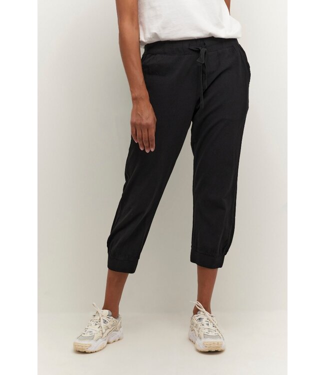 KAFFE Naya Capri Black Deep – Dames capribroek in katoen met elastische taille