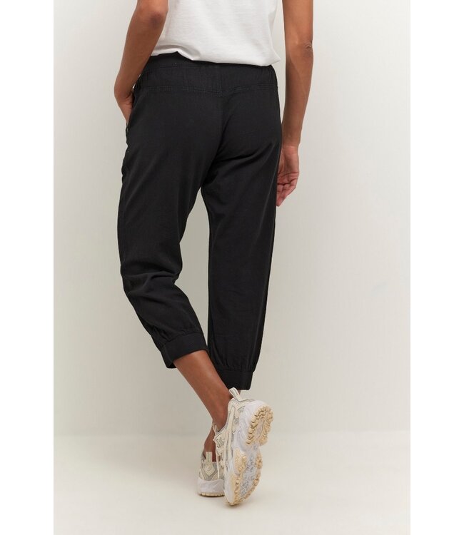 KAFFE Naya Capri Black Deep – Dames capribroek in katoen met elastische taille