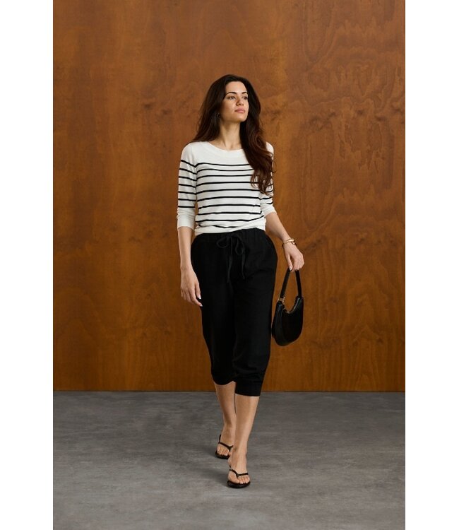 KAFFE Naya Capri Black Deep – Dames capribroek in katoen met elastische taille