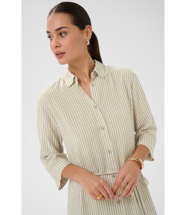 KAFFE KAmilia dames hemdkleedje in Chinchilla Chalk Stripe met taillekoord en knoopsluiting