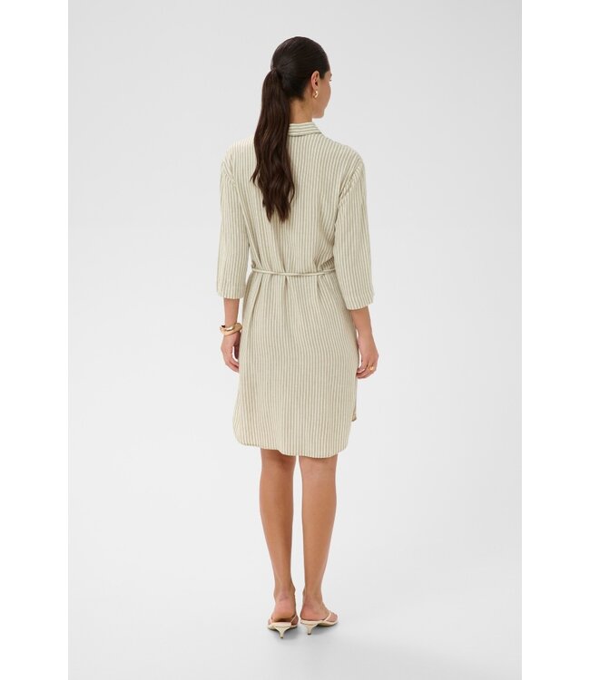 KAFFE KAmilia dames hemdkleedje in Chinchilla Chalk Stripe met taillekoord en knoopsluiting