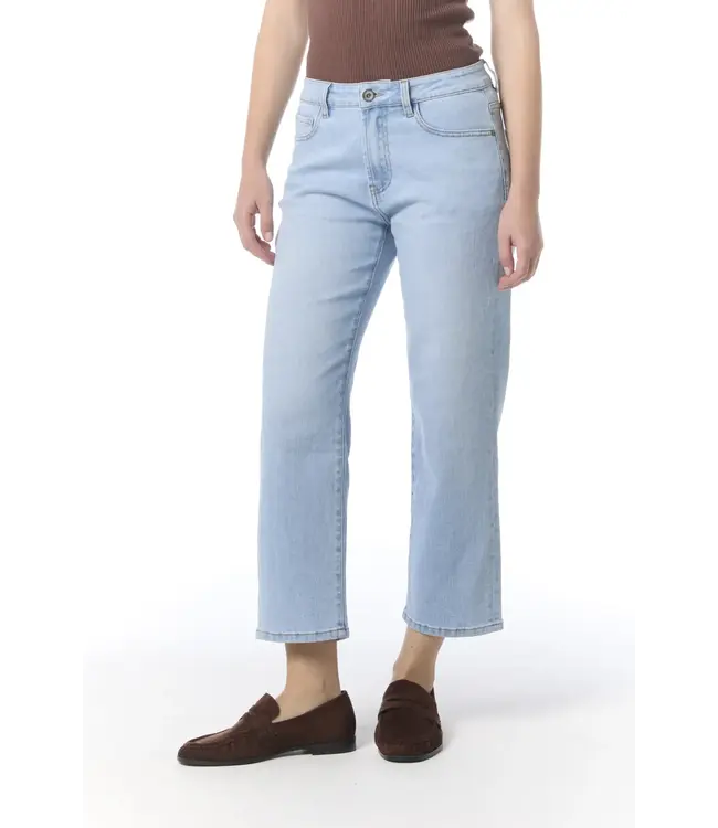 Courage Lichtblauwe dames jeans 7/8 lengte met rechte pijp, zachte stretch denim en comfortabele pasvorm