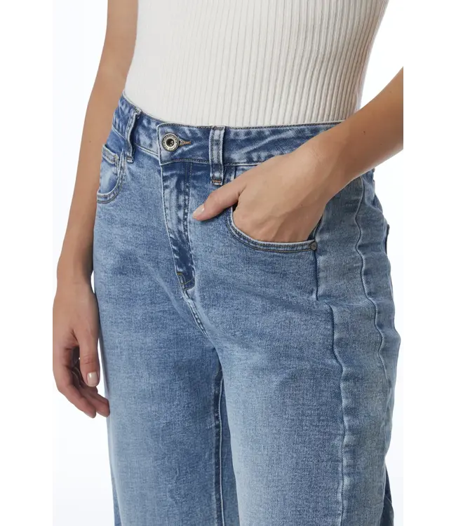 Courage Medium blauwe dames barrel jeans 7/8 met omslag, zachte stretch denim en comfortabele trendy pasvorm