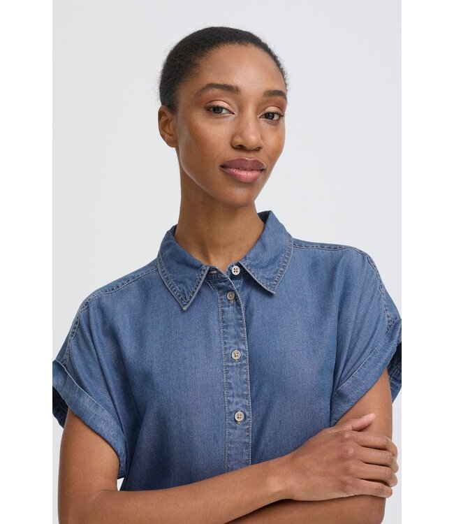 b.young BYKOSMO dames hemdkleedje in mid blue denim, losse pasvorm met TENCEL™ lyocell en knoopsluiting