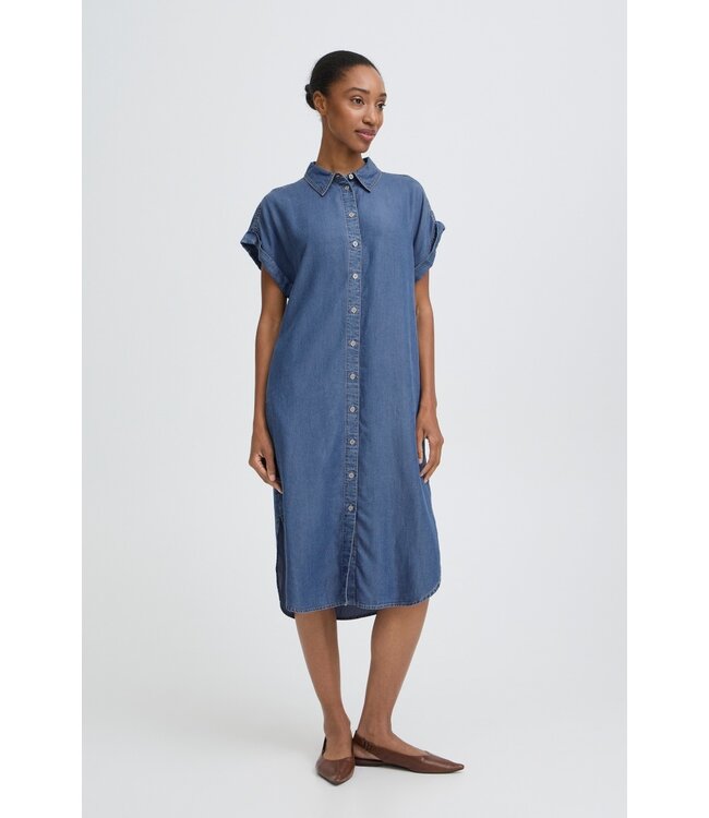 b.young BYKOSMO dames hemdkleedje in mid blue denim, losse pasvorm met TENCEL™ lyocell en knoopsluiting