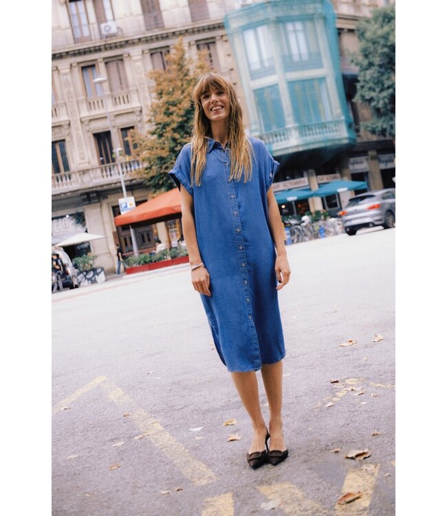 b.young BYKOSMO dames hemdkleedje in mid blue denim, losse pasvorm met TENCEL™ lyocell en knoopsluiting