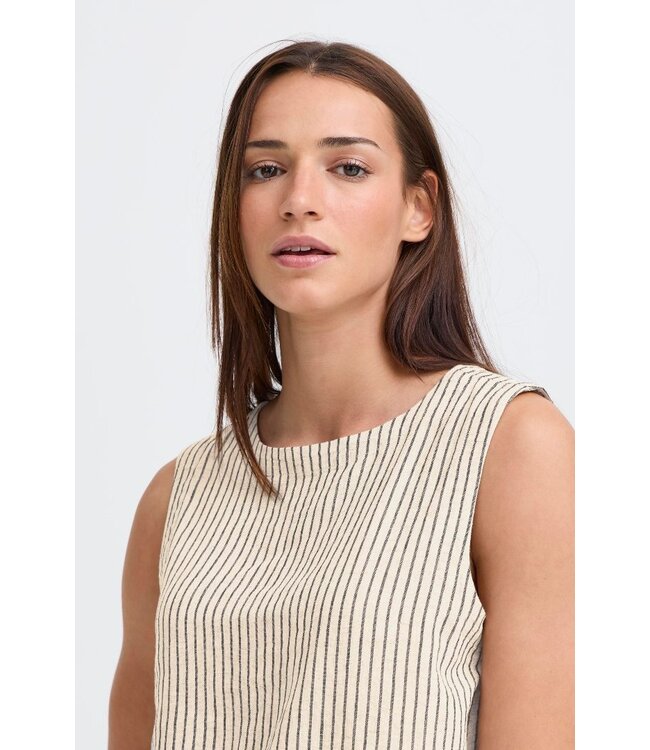 b.young BYFALAKKA dames top Rainy Day Stripe linnenmix mouwloze blouse met knopen achteraan