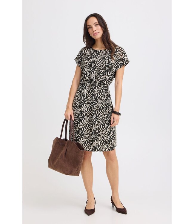 b.young BYMMJOELLA O-Neck Dress Dames jurk met zwart-witte print en korte kapmouwen