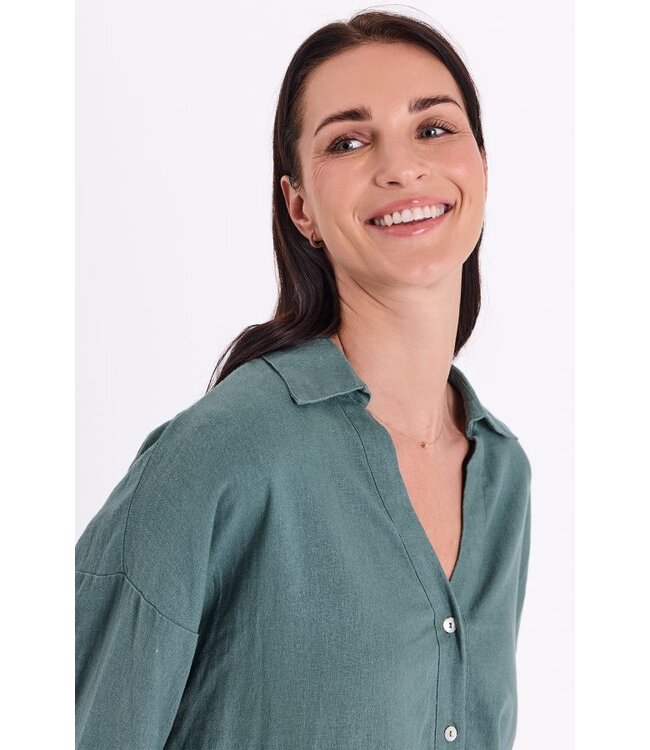 Freequent FQLAVA Shirt Dark Forest - Linnen dames blouse in donkergroen met V-hals