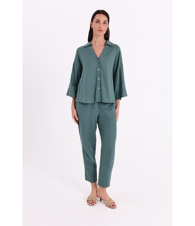 Freequent FQLAVA Shirt Dark Forest - Linnen dames blouse in donkergroen met V-hals