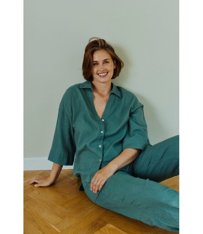 Freequent FQLAVA Shirt Dark Forest - Linnen dames blouse in donkergroen met V-hals