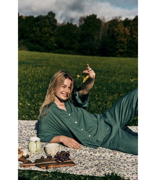 Freequent FQLAVA Shirt Dark Forest - Linnen dames blouse in donkergroen met V-hals