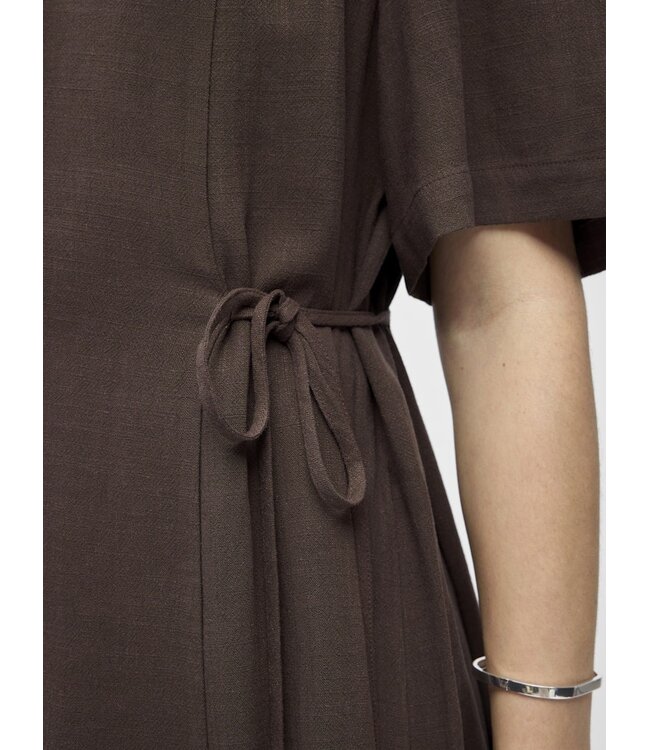 Object OBJSANNE Short Dress – Bruine dames jurk met V-hals, pofmouwen en strikceintuur