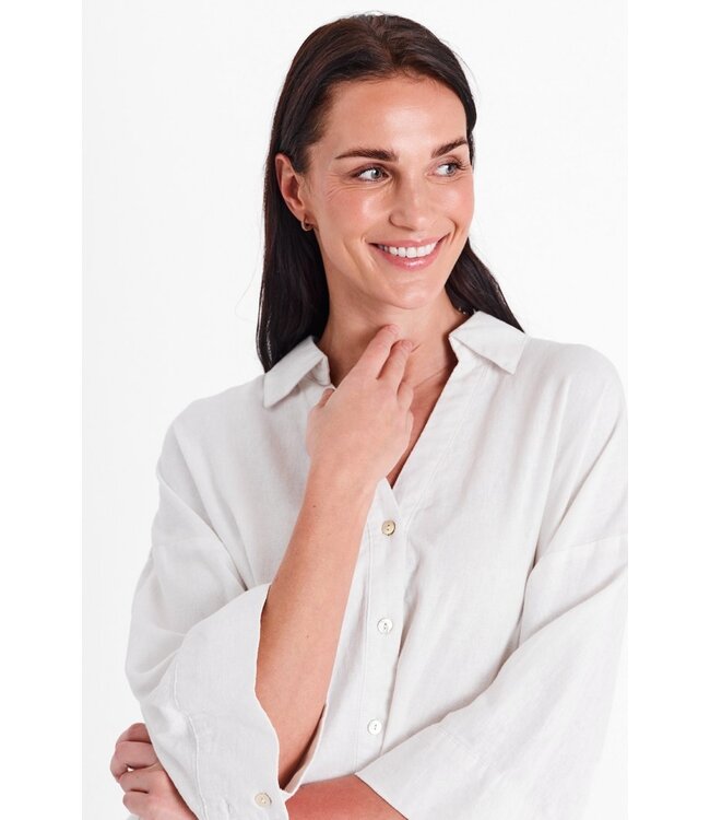 Freequent FQLAVA Shirt – Wit dames hemd met V-hals, korte mouwen en losse pasvorm