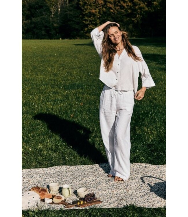 Freequent FQLAVA Shirt – Wit dames hemd met V-hals, korte mouwen en losse pasvorm