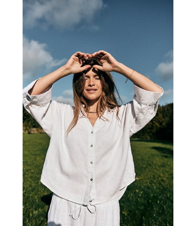 Freequent FQLAVA Shirt – Wit dames hemd met V-hals, korte mouwen en losse pasvorm