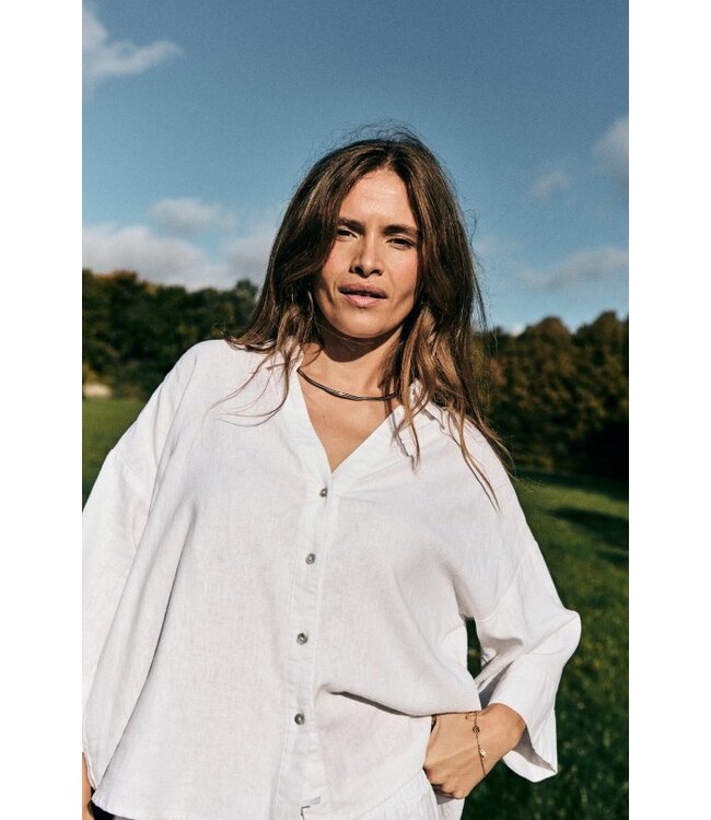 Freequent FQLAVA Shirt – Wit dames hemd met V-hals, korte mouwen en losse pasvorm