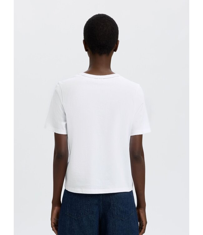 Selected Femme SLFASSIA witte biologisch katoenen dames T-shirt met fijne details