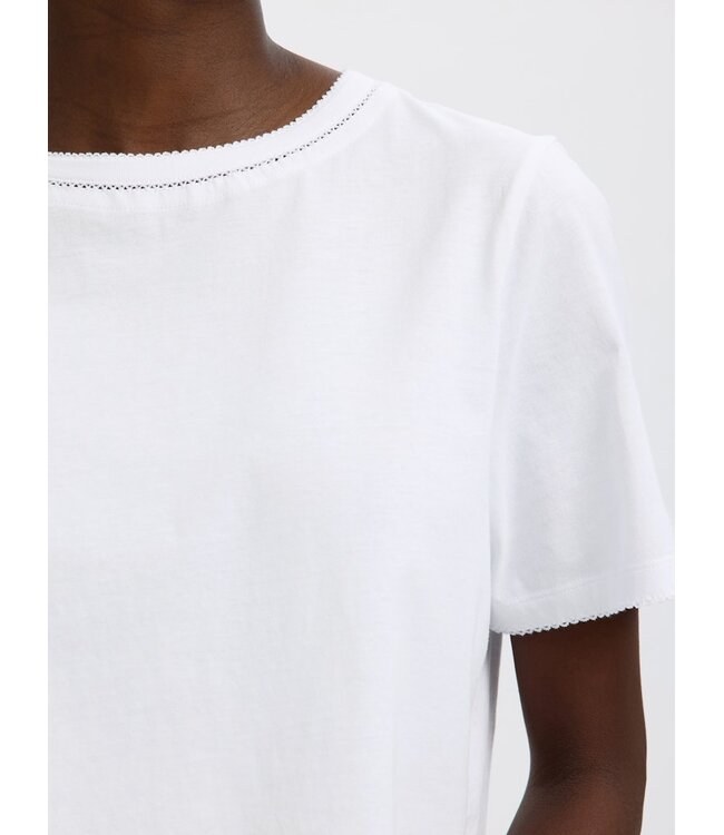 Selected Femme SLFASSIA witte biologisch katoenen dames T-shirt met fijne details