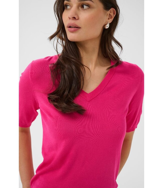 KAFFE KAlizza beetroot purple fijngebreide dames top met V-hals