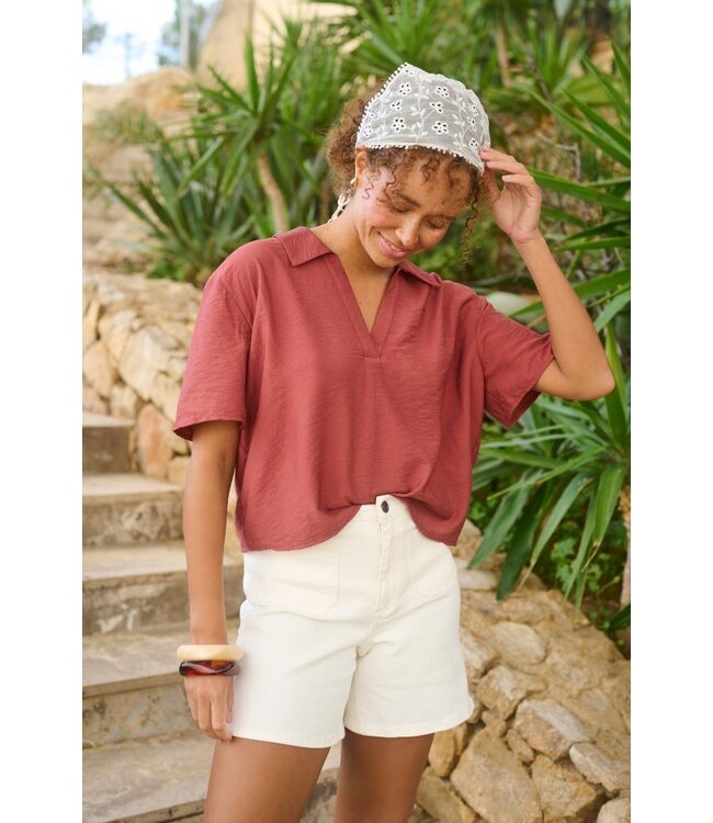 KAFFE KAemily roestbruine dames blouse met V-hals