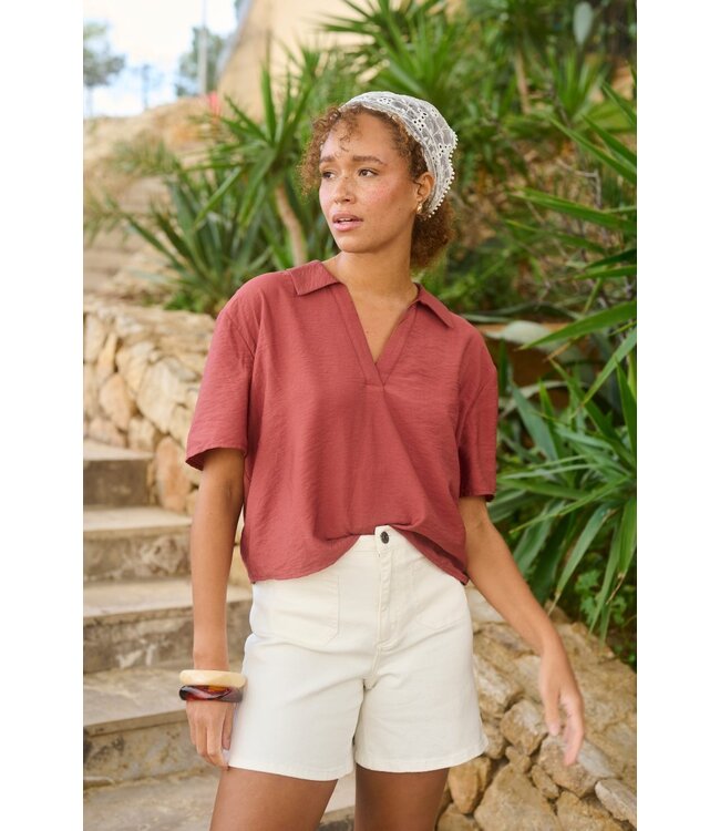 KAFFE KAemily roestbruine dames blouse met V-hals