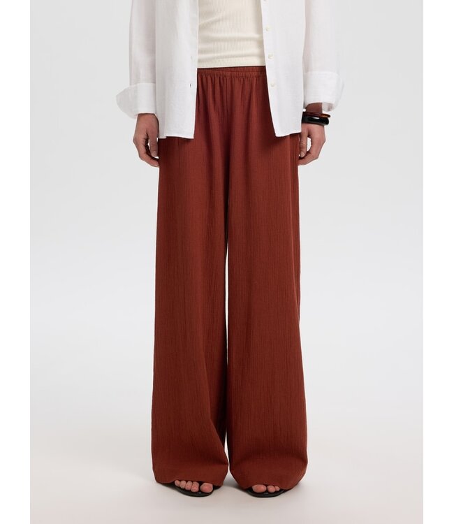 Selected Femme SLFFINNIE terracotta dames wide leg broek in biologisch katoen en linnen