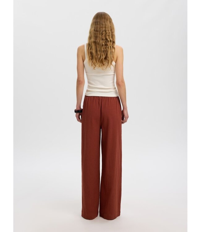Selected Femme SLFFINNIE terracotta dames wide leg broek in biologisch katoen en linnen