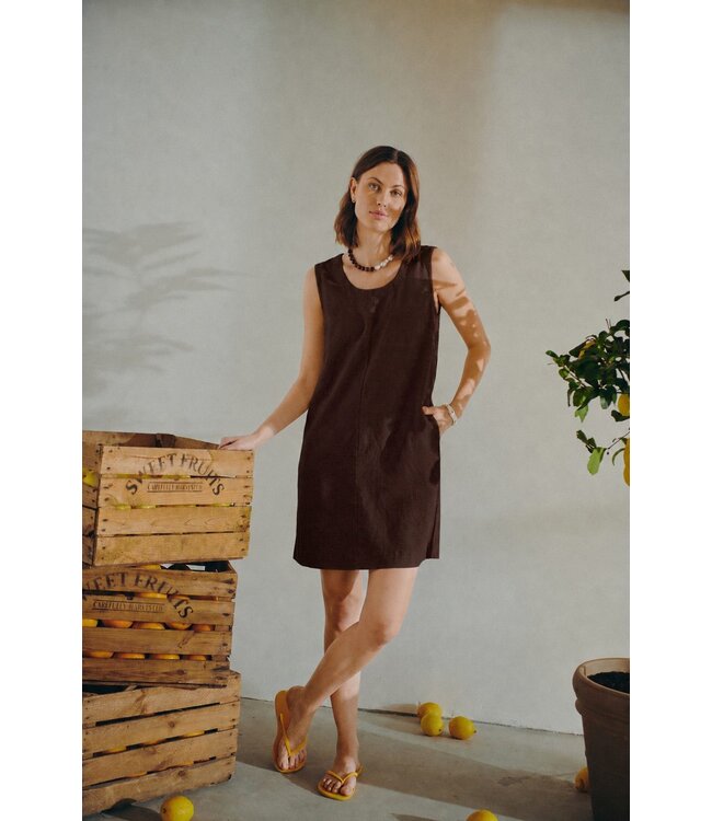 Freequent FQLAVA donkerbruine linnenmix dames midi jurk met decoratieve rugknopen