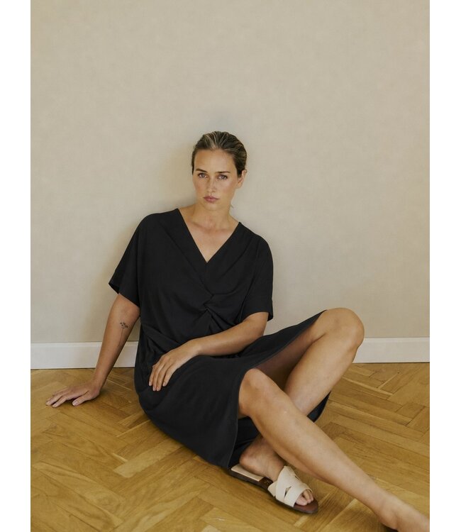 Freequent FQFLOI zwarte dames midi jurk met twistdetail en V-hals