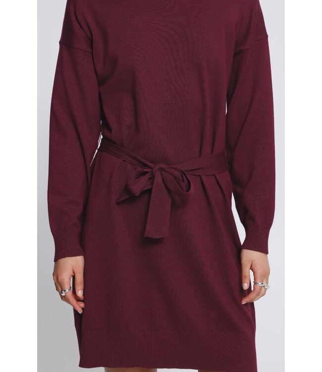 ICHI IHLULS Dress Rhododendron – Bordeaux gebreide damesjurk met ceintuur