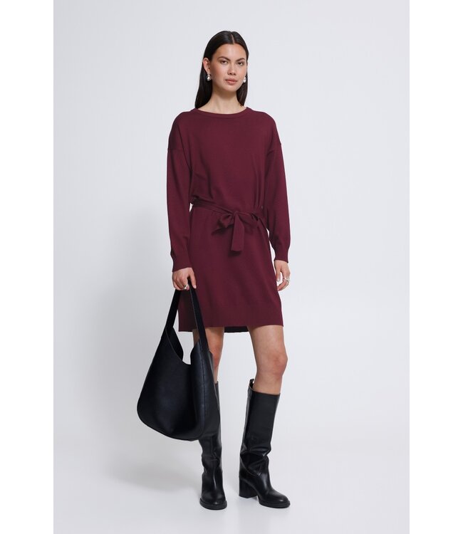 ICHI IHLULS Dress Rhododendron – Bordeaux gebreide damesjurk met ceintuur
